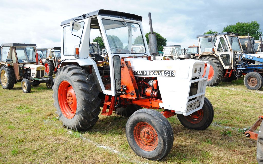 With the transfer of ownership to Tenneco the Case name gradually started to appear on the bonnet, although obscured by the loader bracket in this 1977 DB996