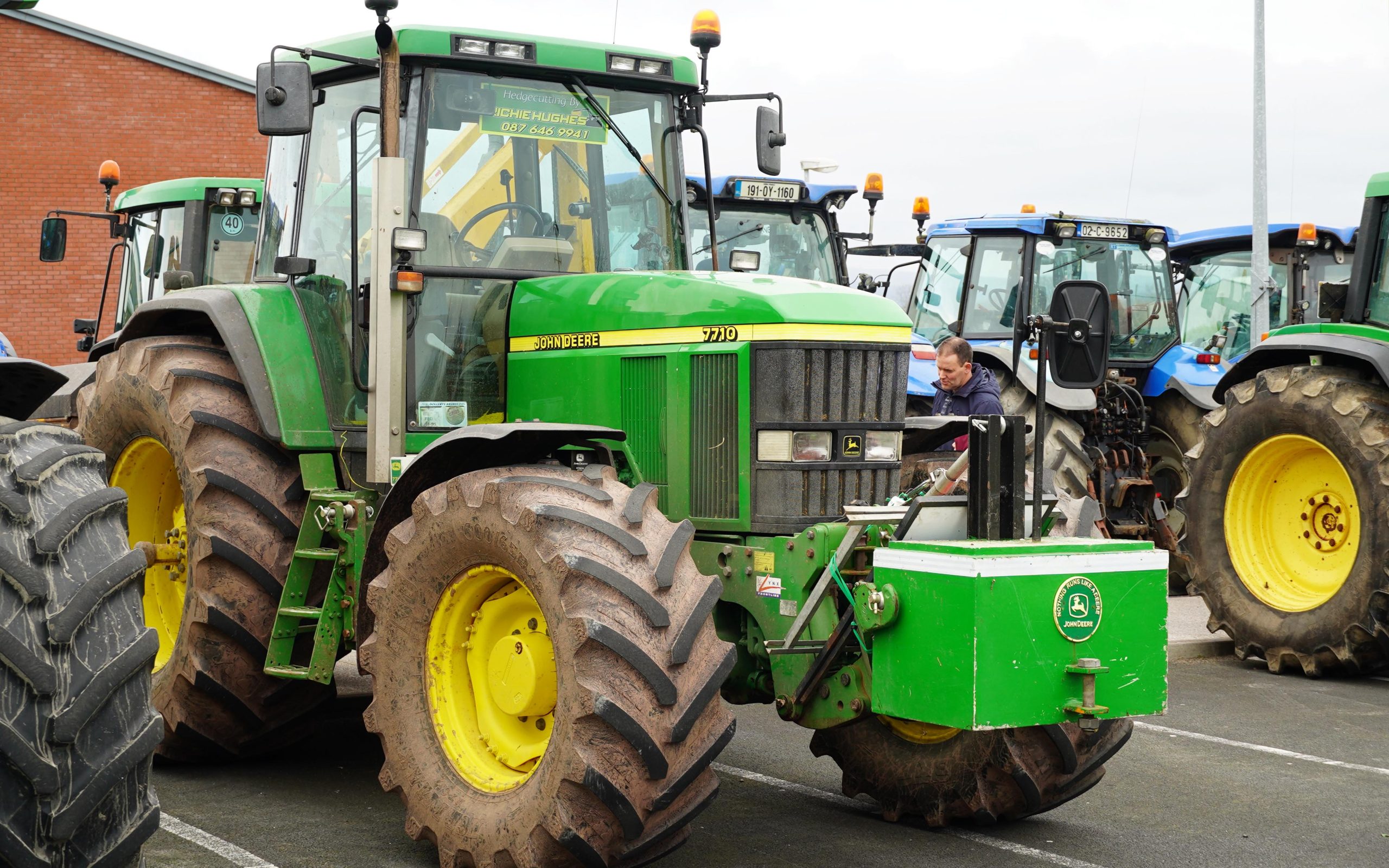 With a solid 6,500kg 4WD and 155hp on tap the John Deere 7710 makes an ideal platform for a hedge trimmer.
