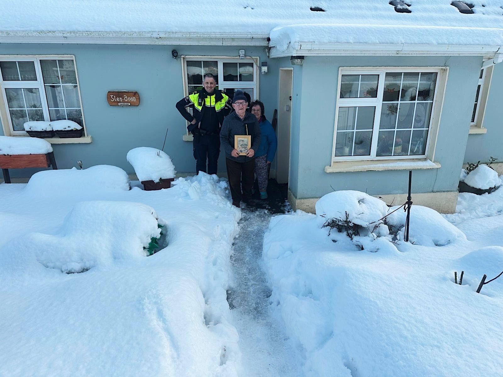 Garda John Clifford delivering the prescription to the Faviers Source: An Garda Síochána on X