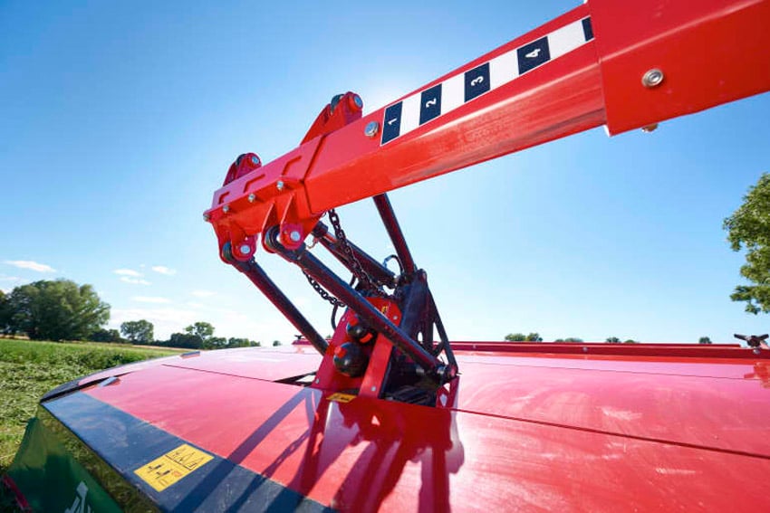 The 53100MT Vario features Kverneland's QuattroLink bed suspension for contour following