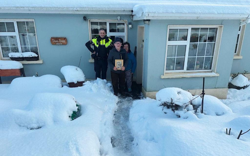 Garda John Clifford delivering the prescription to the Faviers Source: An Garda Síochána on X