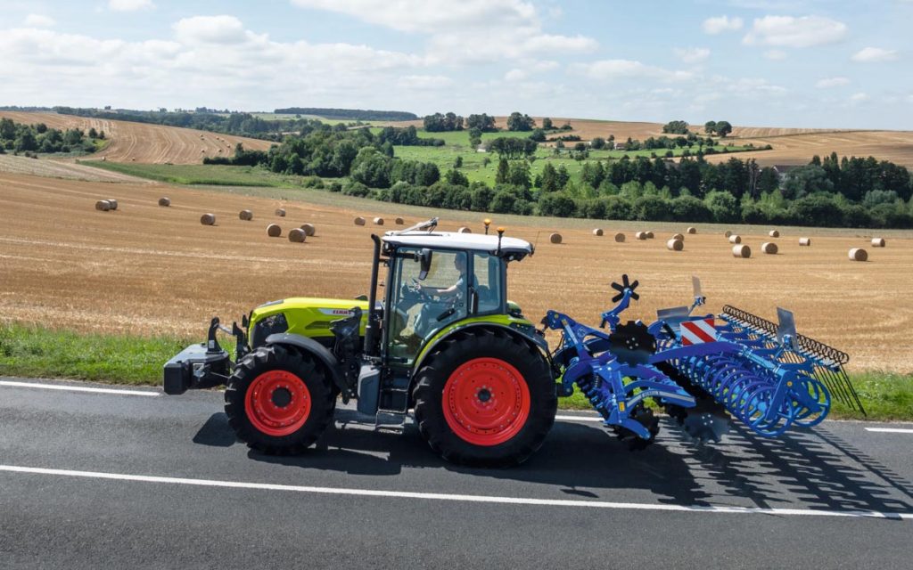 A rear lifting capacity of 5,300kg allows larger implements to be handled with ease