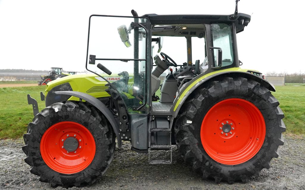 With a low bonnet and forward opening doors, Claas aims the Axos 3 models squarely at the grassland farmer