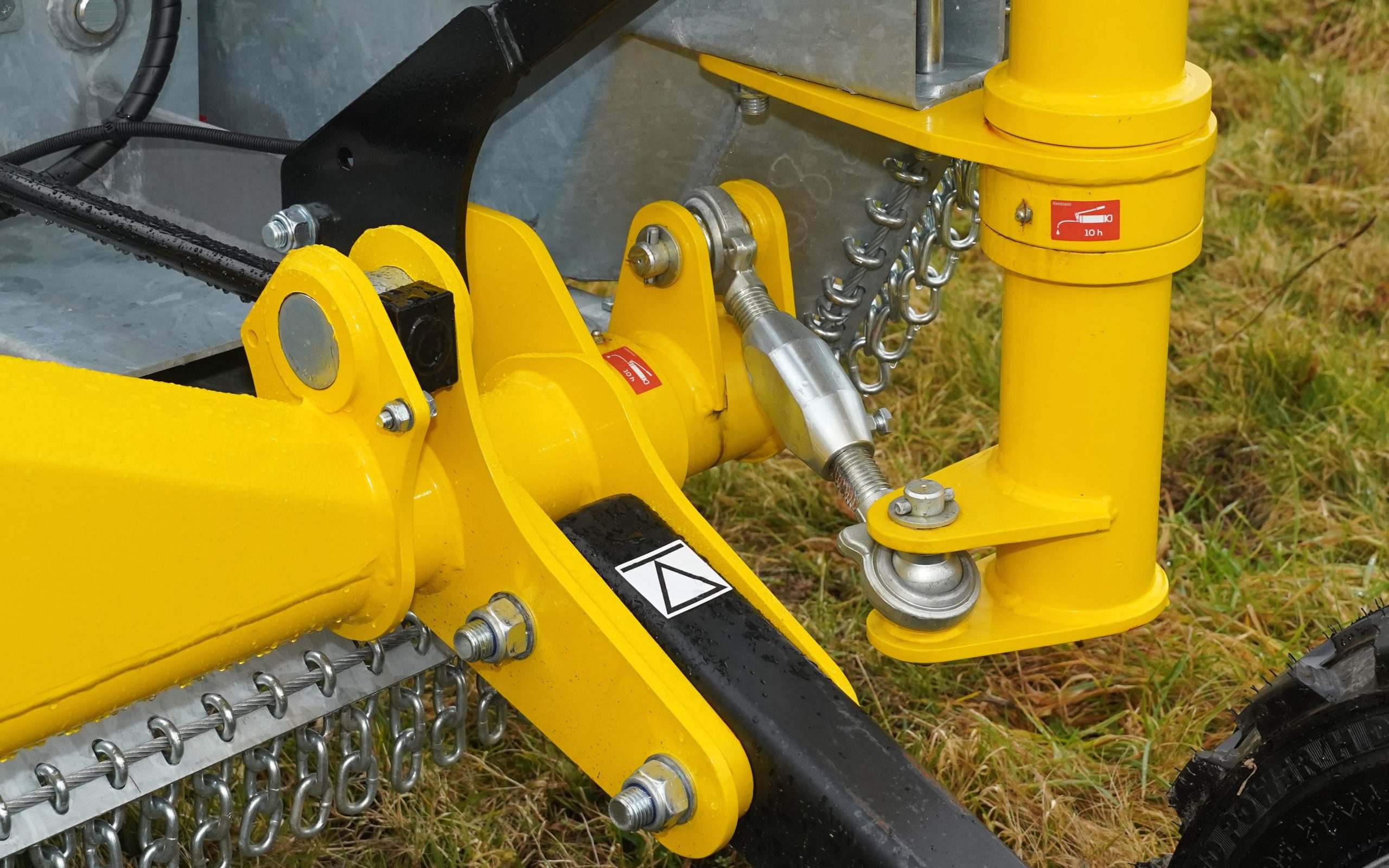 The devil is in the detail. The attachment of the wings is reinforced by these turnbuckle type rods