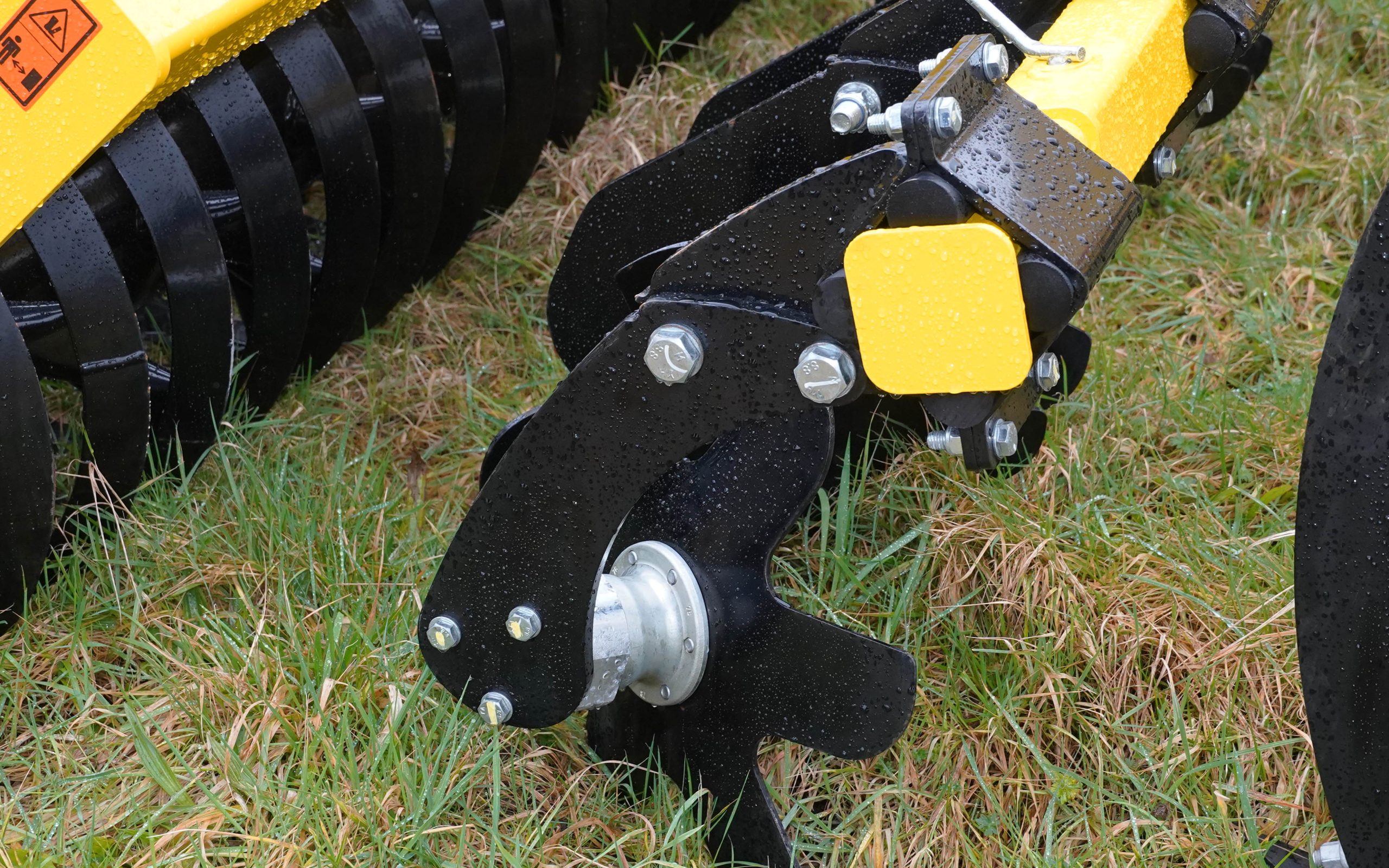The outmost levelling discs slide in for transport but extend out to include all the soil worked by the tines in the field