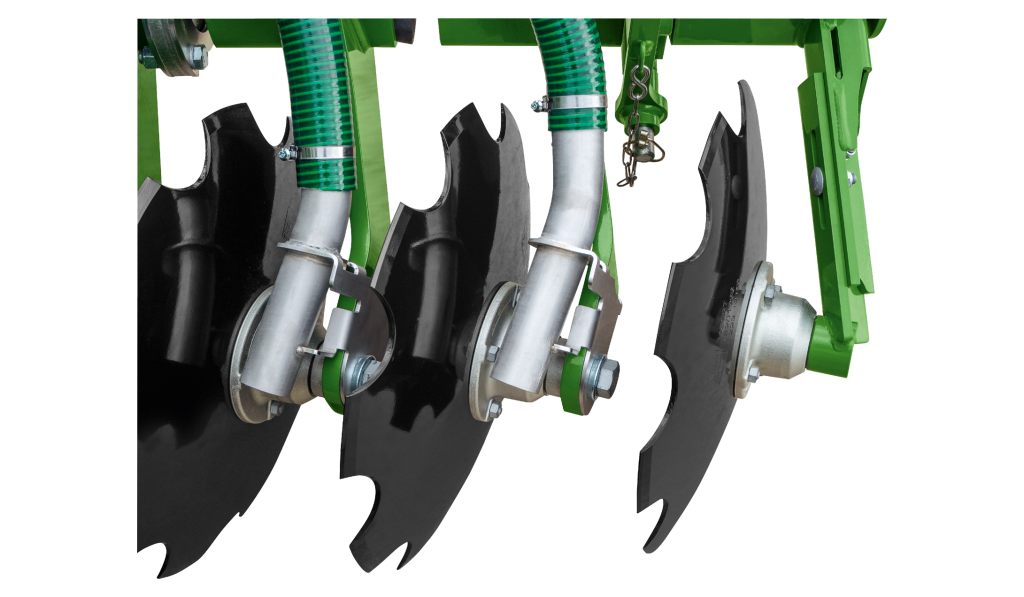 With the Pro-Pack option slurry is channelled into the slot created by the leading disc