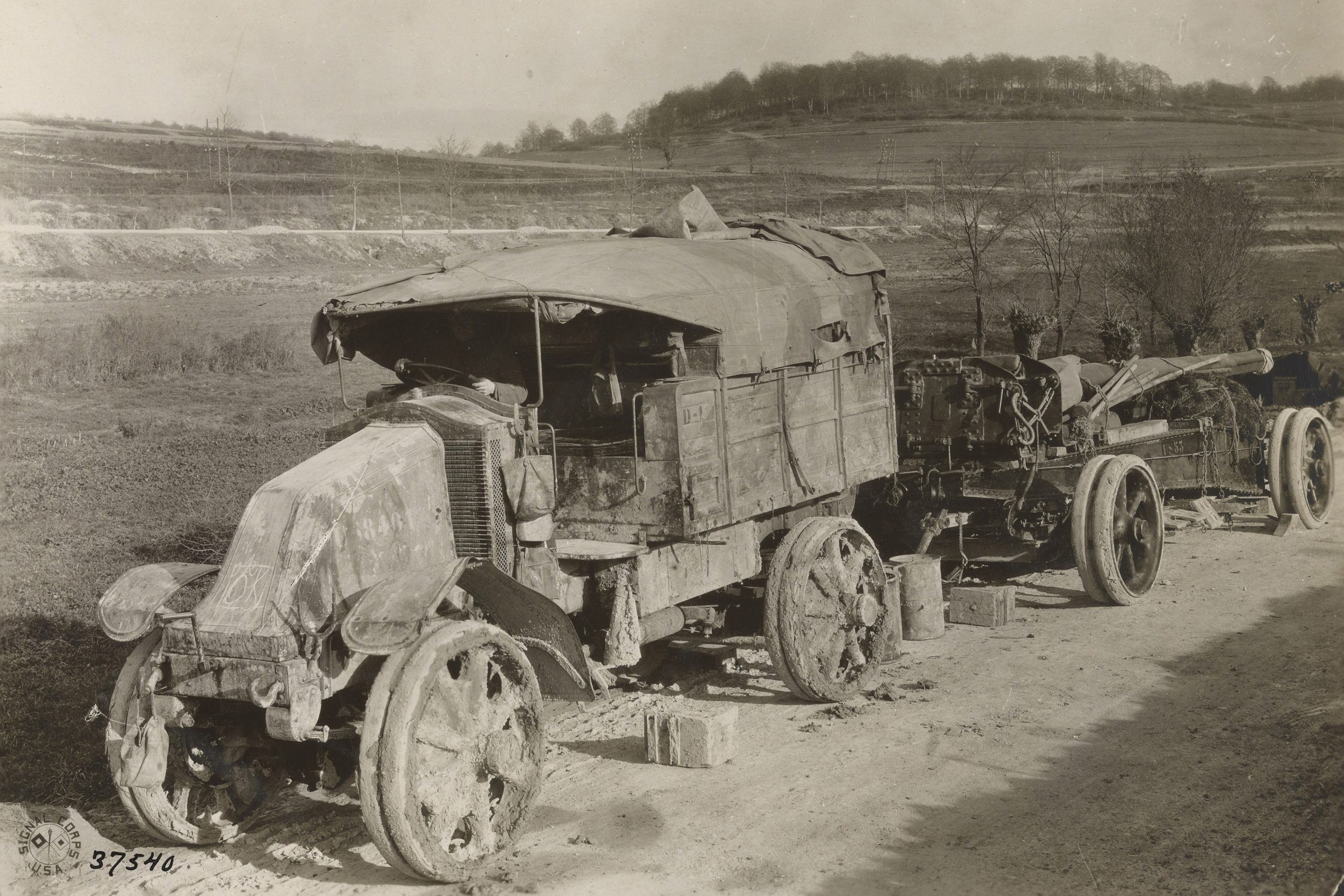 The signature bonnet style of early Renault vehicles is seen here on a Type EG truck being used as a gun tractor