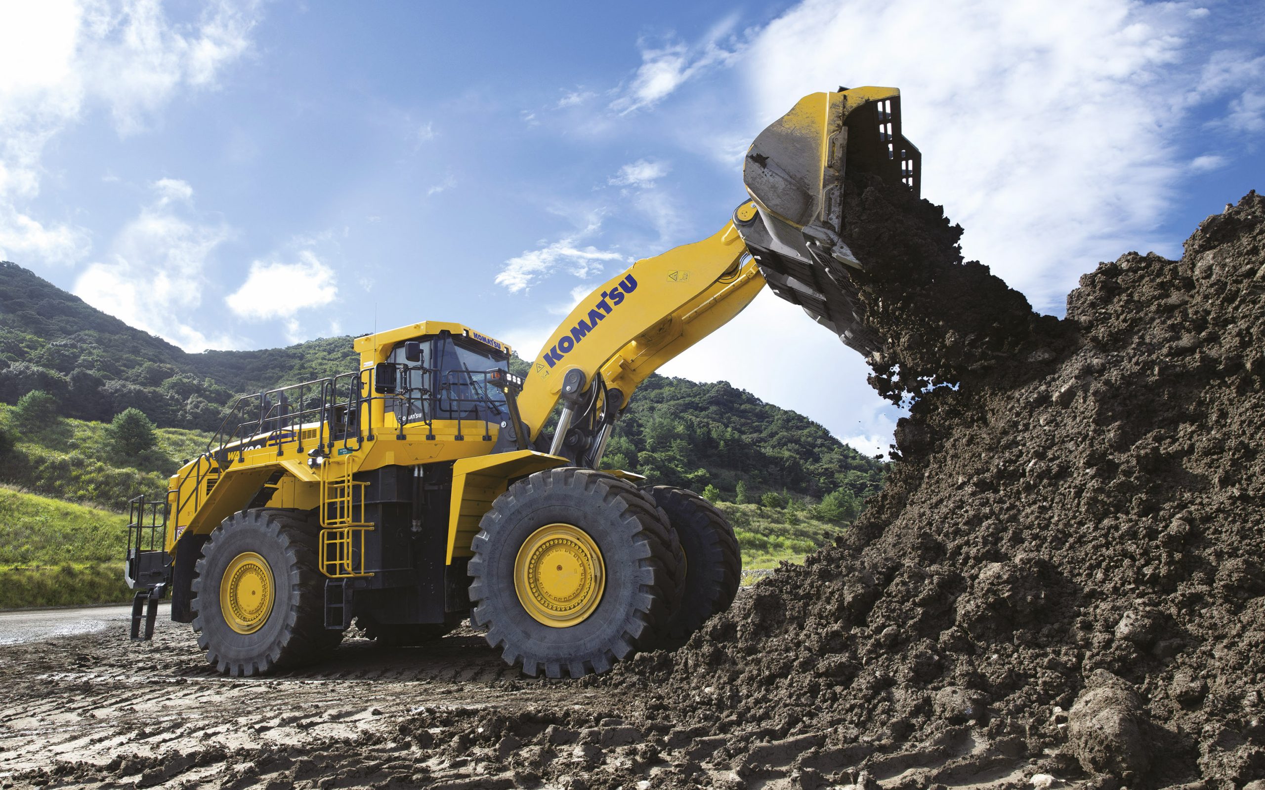 Komatsu also took the opportunity at bauma 2025 to introduce its 775hp WA700-8 loader