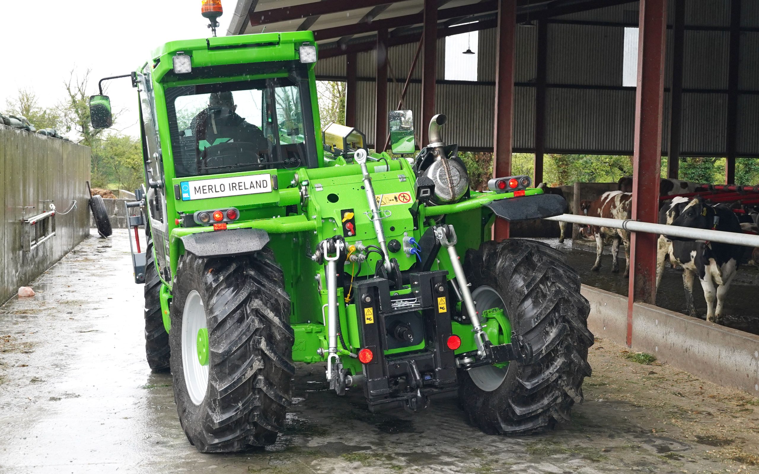 Yes, it's meant to look like this. The chassis can be levelled to the left or right to compensate for uneven ground