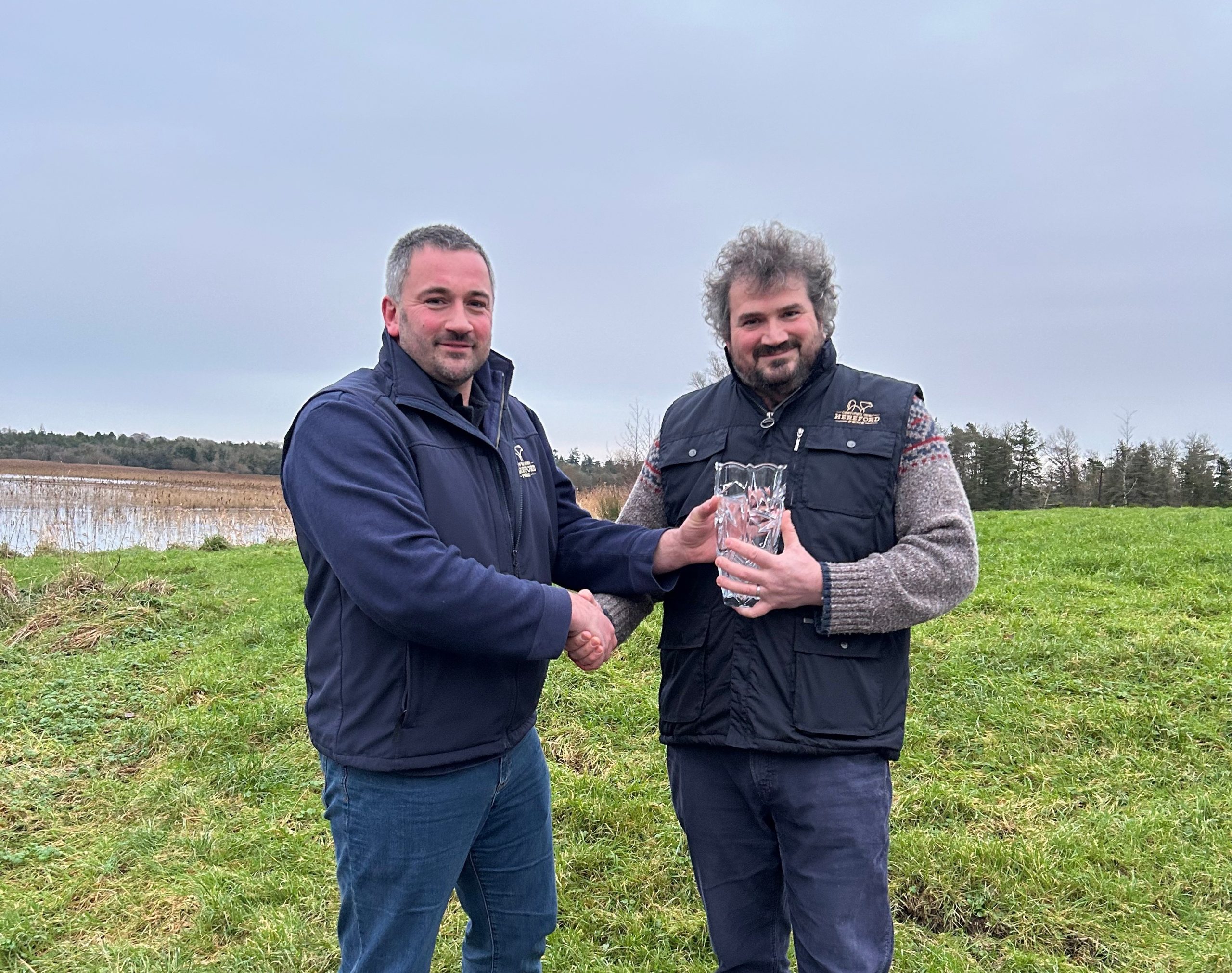 Tennyson Egar from Irish Hereford Prime presents Mervyn with his award