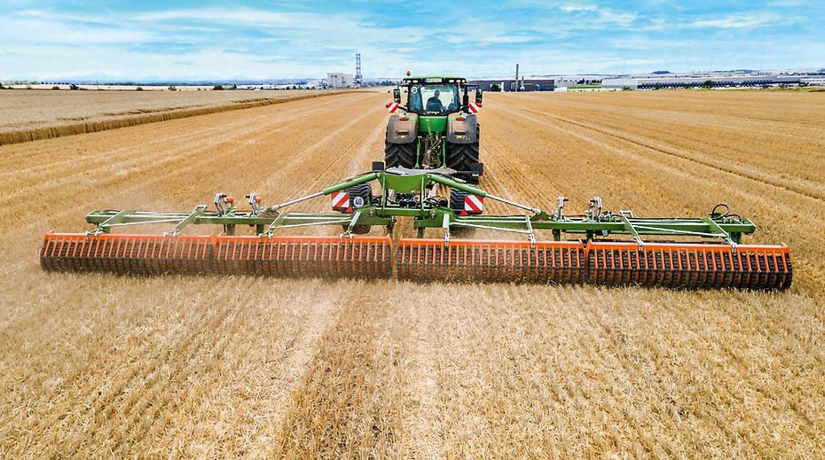 A working width of 12m and speeds of up to 20kph will ensure high work rates