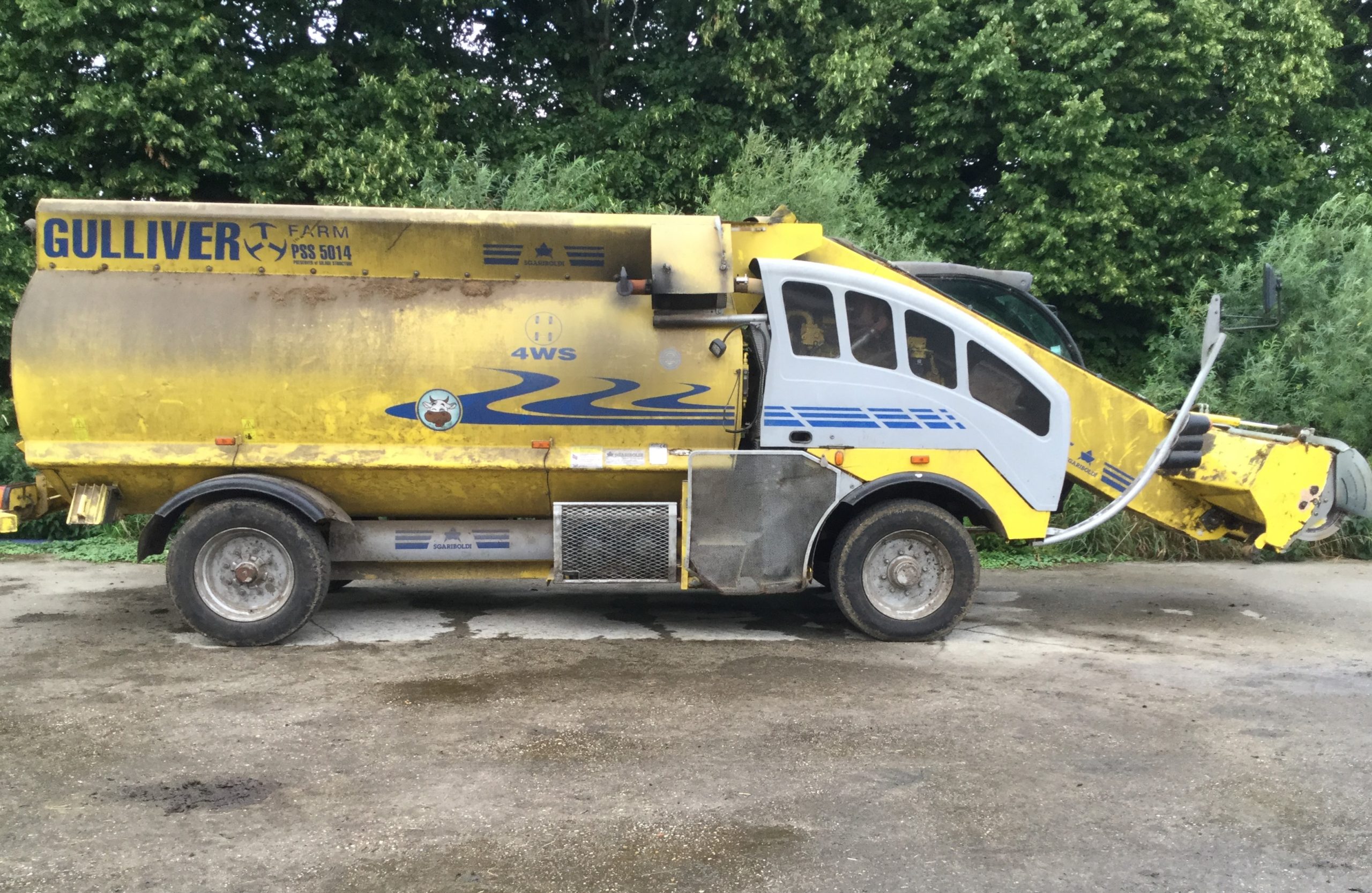 A self-propelled Sgariboldi Gulliver mixer wagon is used to feed the cows