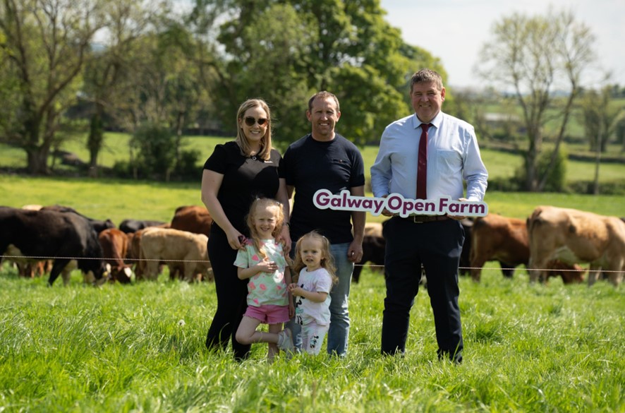(L-R) Olivia, Kayla, Hallie and Aonghusa Fahy with Agri Aware chair Shay Galvin