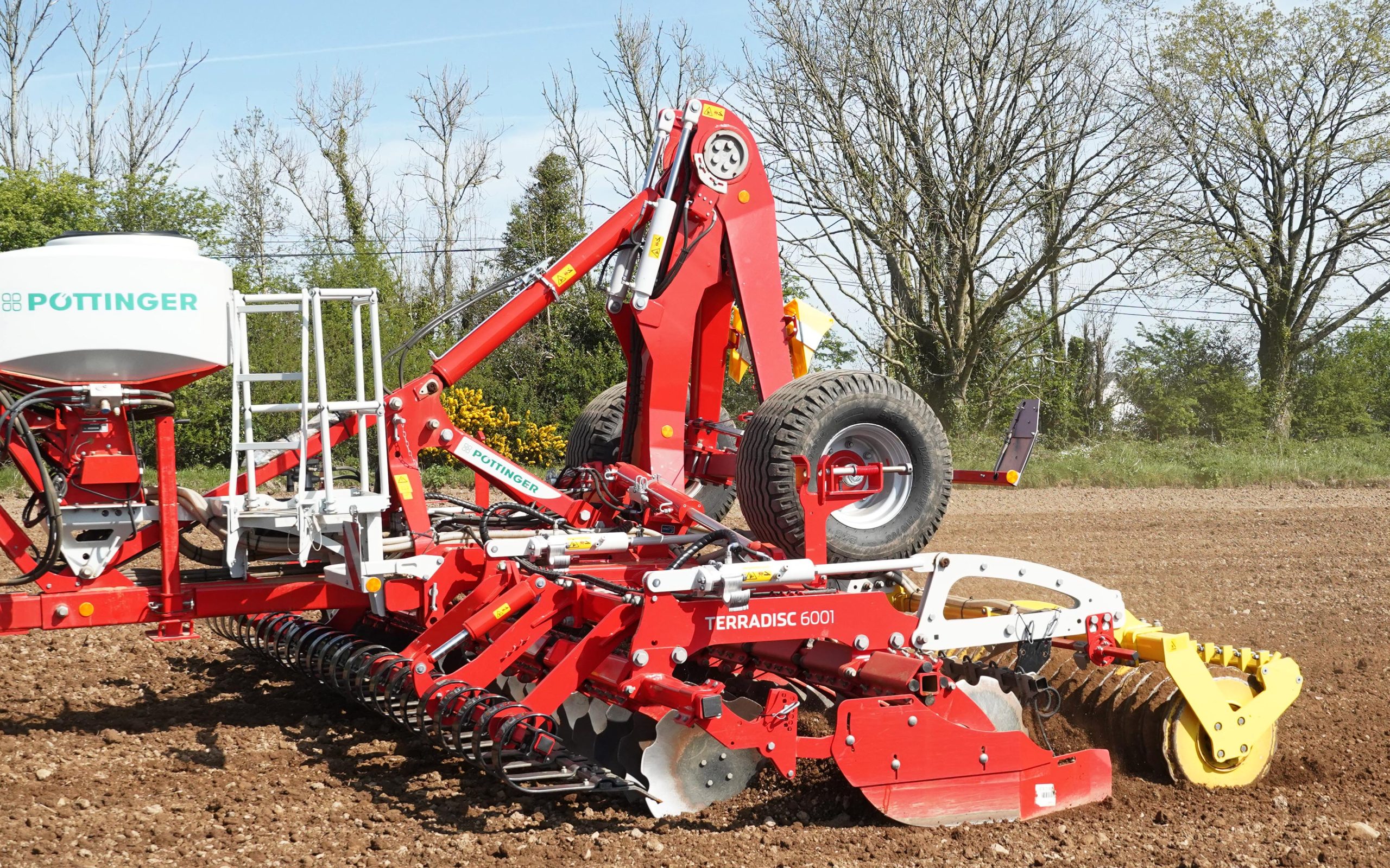 The folding undercarriage sits in the centre of the frame to ensure optimum weight distribution