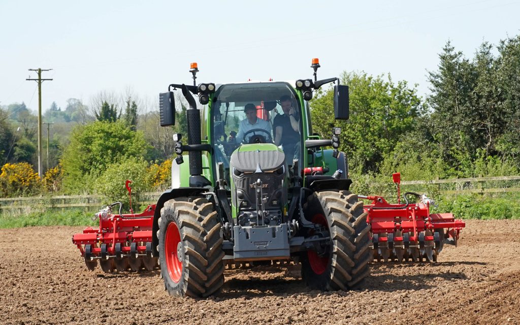 When turning on the headland, drive to the rear wheels is reduced, allowing the tractor to turn in a tighter circle