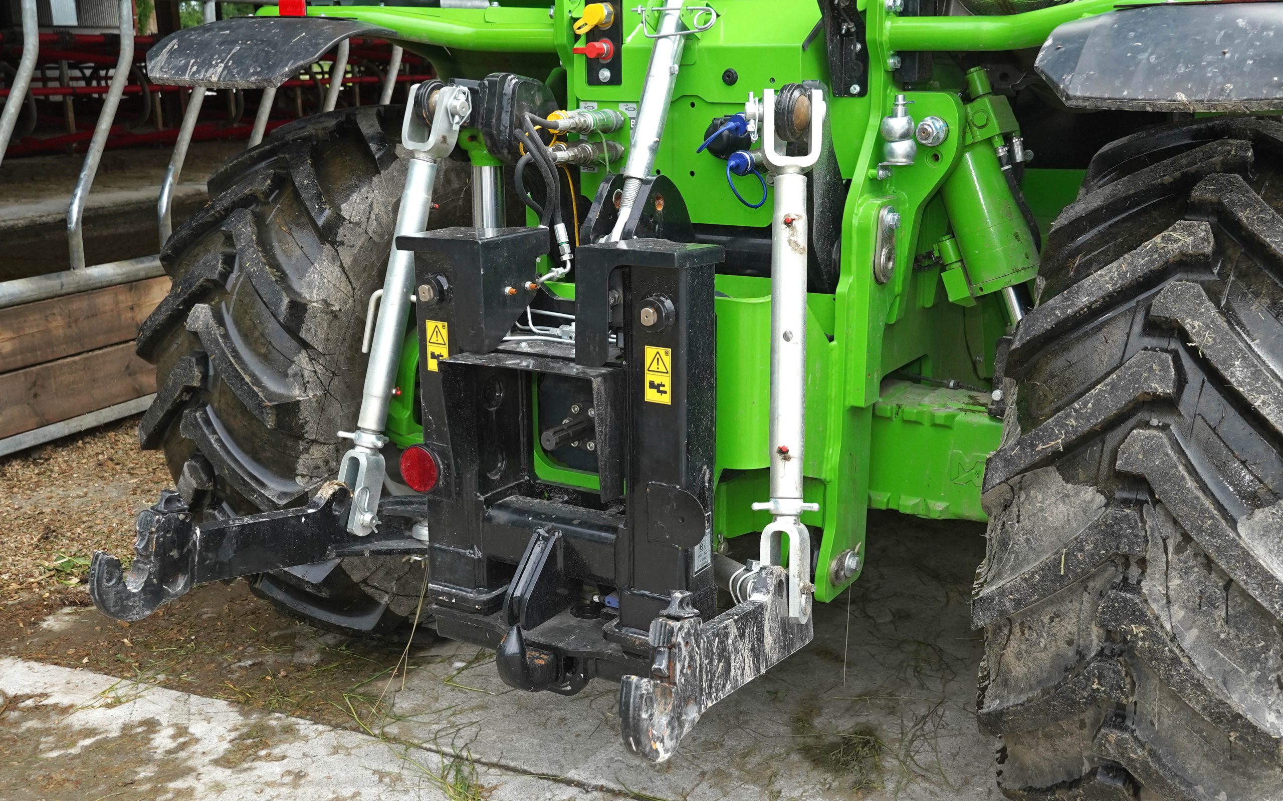 The frame can be tilted to either side, thanks to the rams located between it and the axles, seen here on the right.