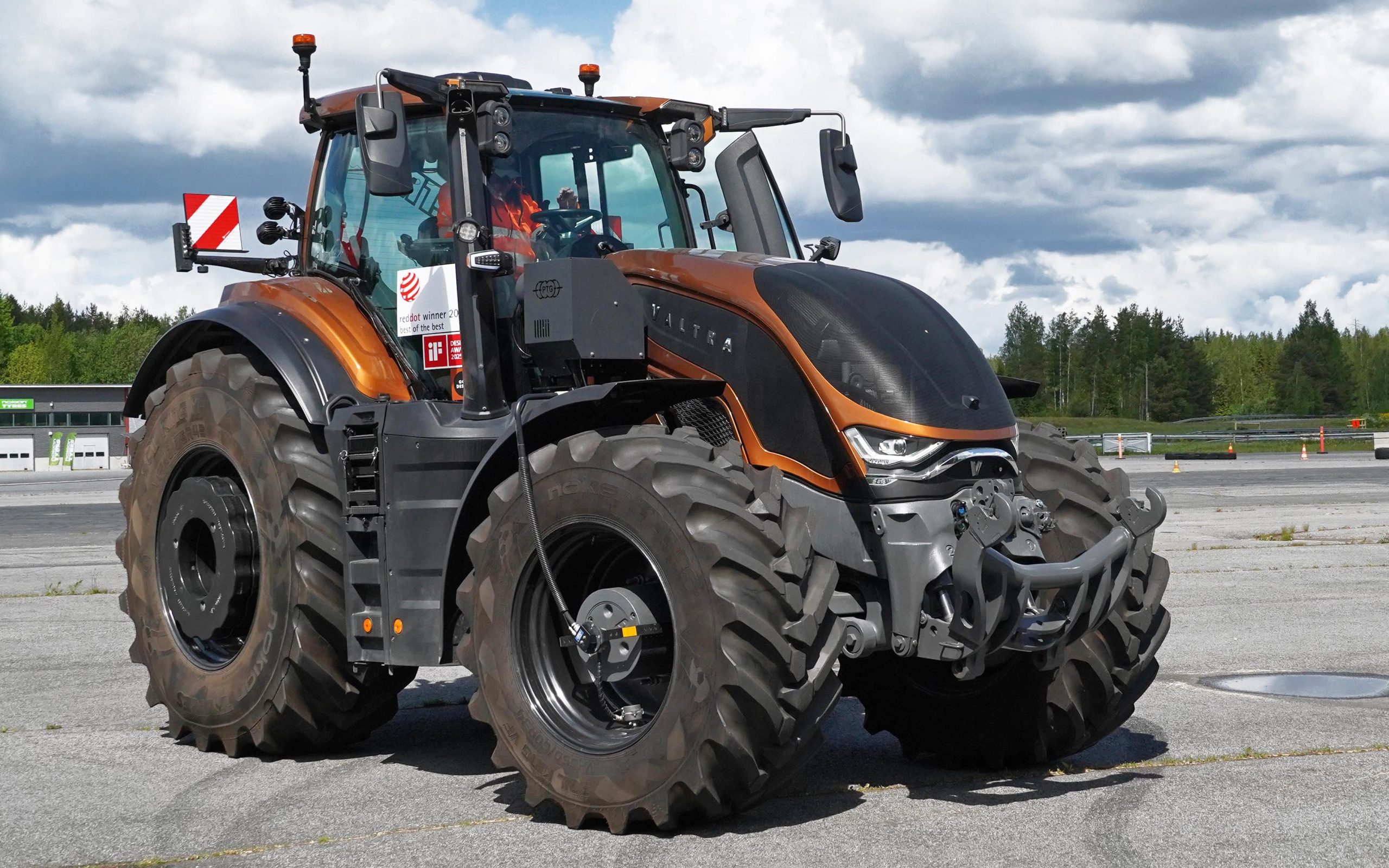 A Valtra S series was brought in to demonstrate the effect of tyre pressure on road handling
