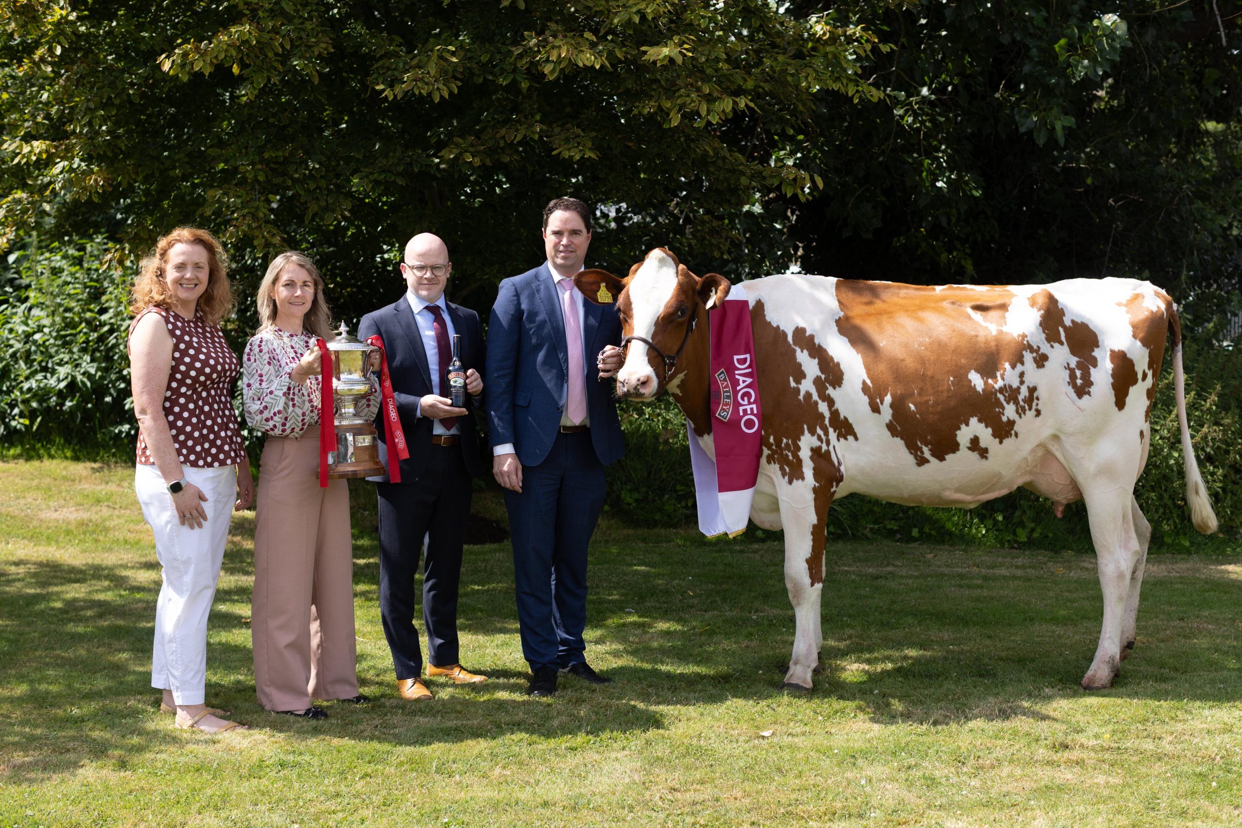 L-r: Maighread McMahon, head of Governance (Baileys), Diageo; Carol Power, senior sales manager, Tirlán; Shane Kelly, corporate relations director, Diageo Ireland, Minister Martin Heydon, with Holstein Freisian cow, Evergrange Missy P. Source: Kenneth O Halloran