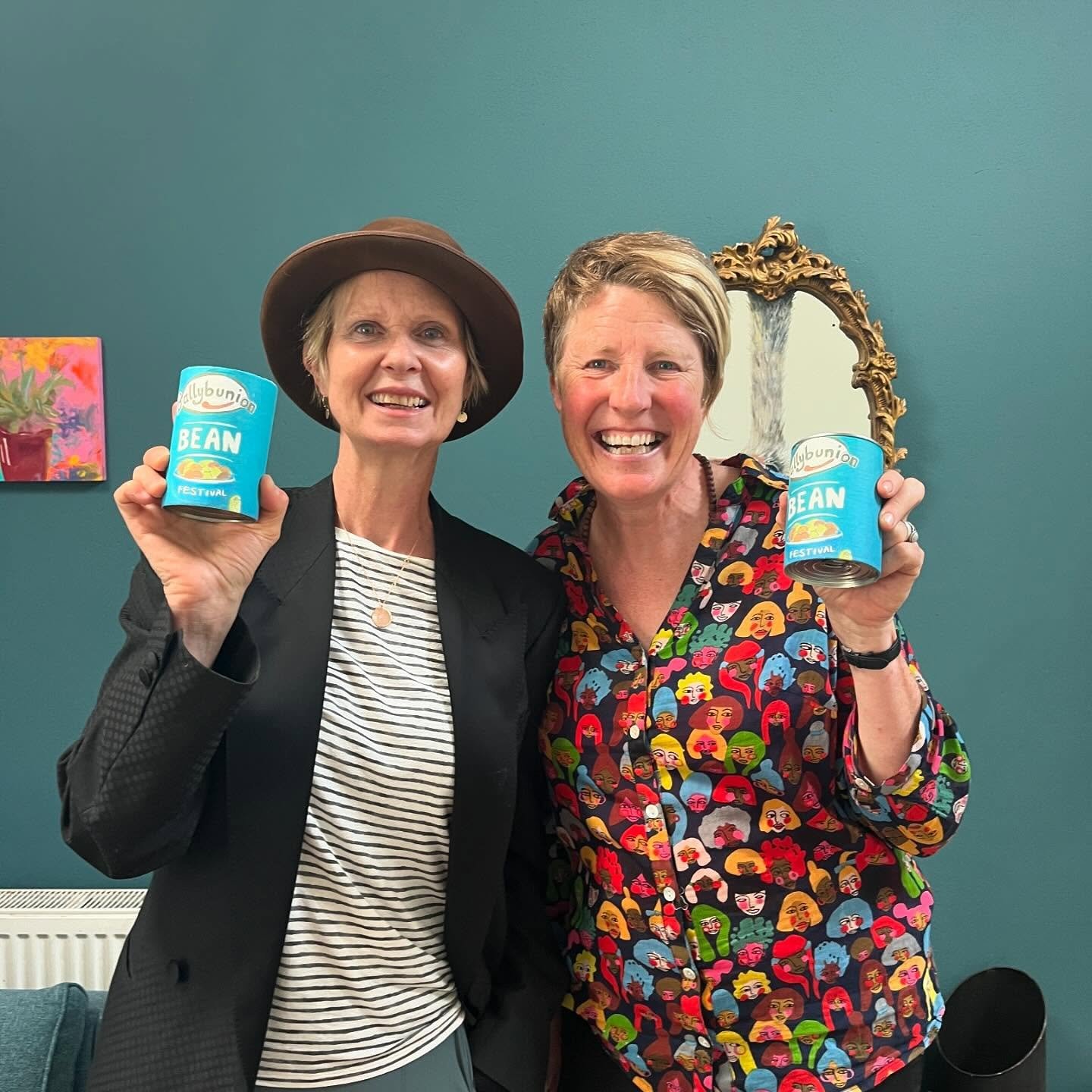 Cynthia Nixon (left) helping Lisa Fingleton to promote the Ballybunion Bean Festival. Image: Pilar Vahey