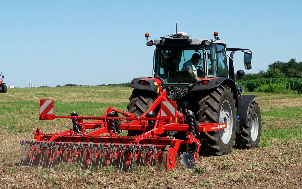 Pulling a 3m Horsch Terrano FX proved little challenge on the light soils of the demo site, with speeds of 9kph being maintained