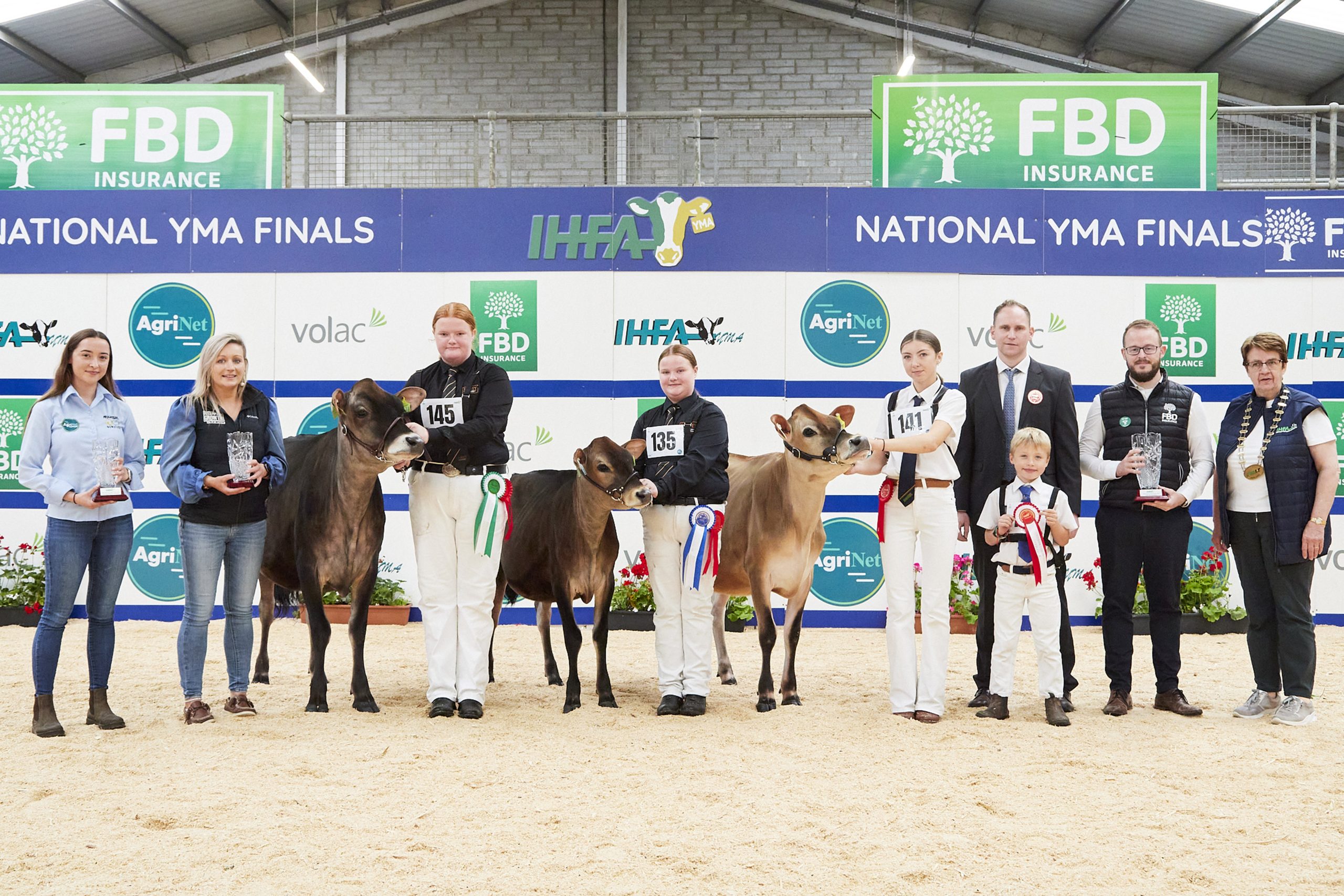 Coloured Breed Championship lineup, Sarah Daly, AgriNet; Sharon O’Donoghue, Volac; Honourable Mention Calf, Rathard Choco Khalessi – Hynes Family, handler Becky Hynes; Reserve Champion Calf, Rathard Choco Kalani – Hynes Family, handler Georgina Hynes; Champion Calf, Jones Victorious Cola – Jones Holsteins, handler Kate Jones; with Ted Jones; judge Torben Melbaum; Garry Hogan, FBD; and Mary Rafferty, IHFA president. Source: Maria Kelly.