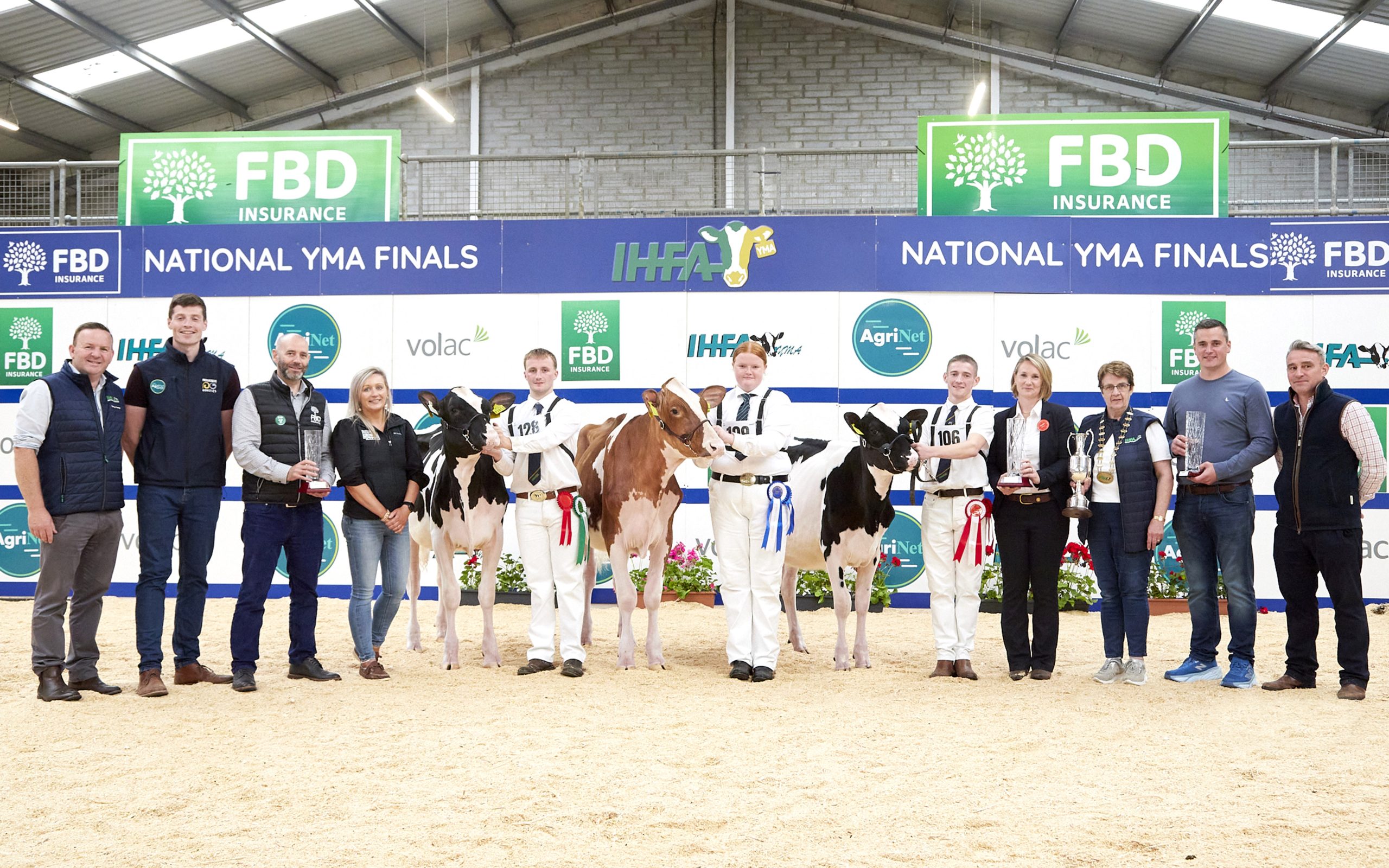 Handler Championship line up: Laurence Feeney, IHFA CEO; James Taylor, AgriNet; Simon Doocey, FBD; Sharon O’Donoghue, Volac; Kevin Smith, Cork (Honourable Mention Handler); Becky Hynes, Cork (Reserve Champion Handler); Manus Murphy, Carlow/Kilkenny (Champion Handler); with judge Anna Stable; Mary Rafferty, IHFA president; Brendan Greenan, BG Hoofcare; and Denis Barrett. Source: Maria Kelly