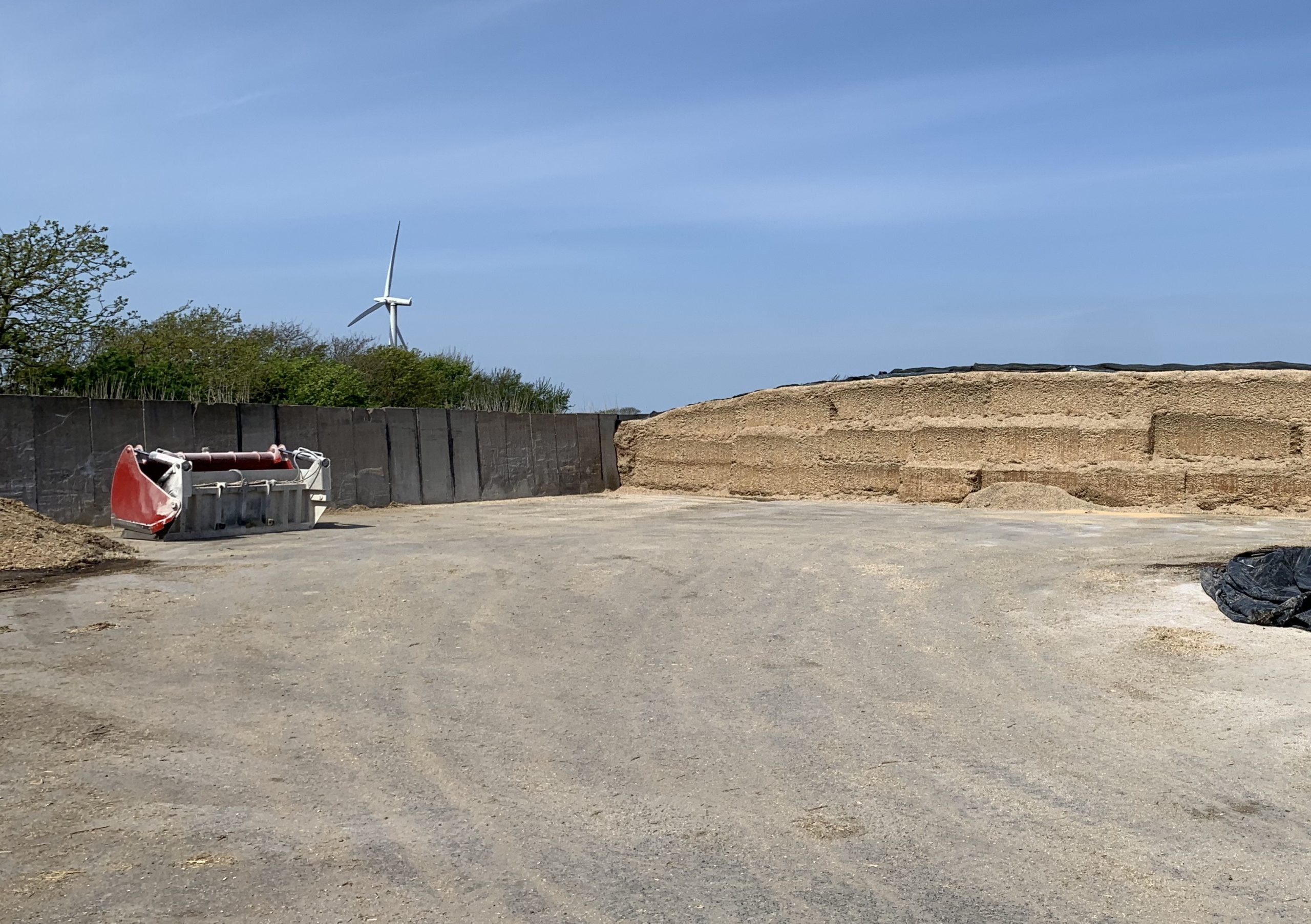A shear bucket is used to fill the feeder wagon with silage