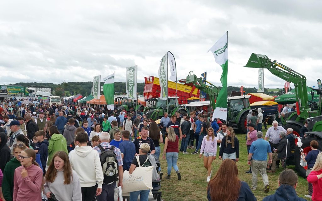 After a slow start, the show quickly filled up