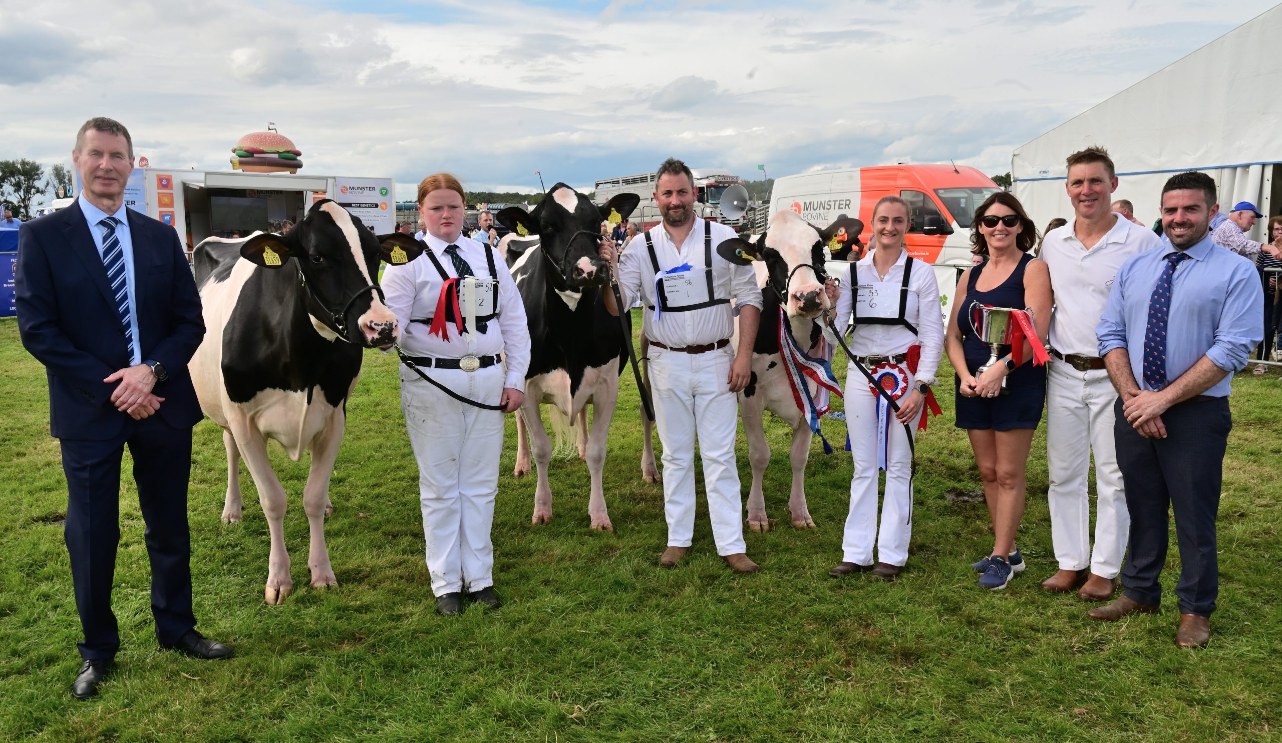 L-r: Mark Delahunty, Lakeland Dairies (sponsor); Honourable Mention Eedy Rubicon Acclaim exhibited by the Hynes family (Becky Hynes on halter); Reserve Champion Evergreen Susie Mist 26 RC exhibited by Liam and Sandra Murphy (Damien Storan on halter); Champion &amp; Best Udder Hallow Octain Twizzle exhibited by Philip and Linda Jones, (Andrea Rafferty on halter); Linda and Philip Jones; Andrew Patton (judge).&nbsp;