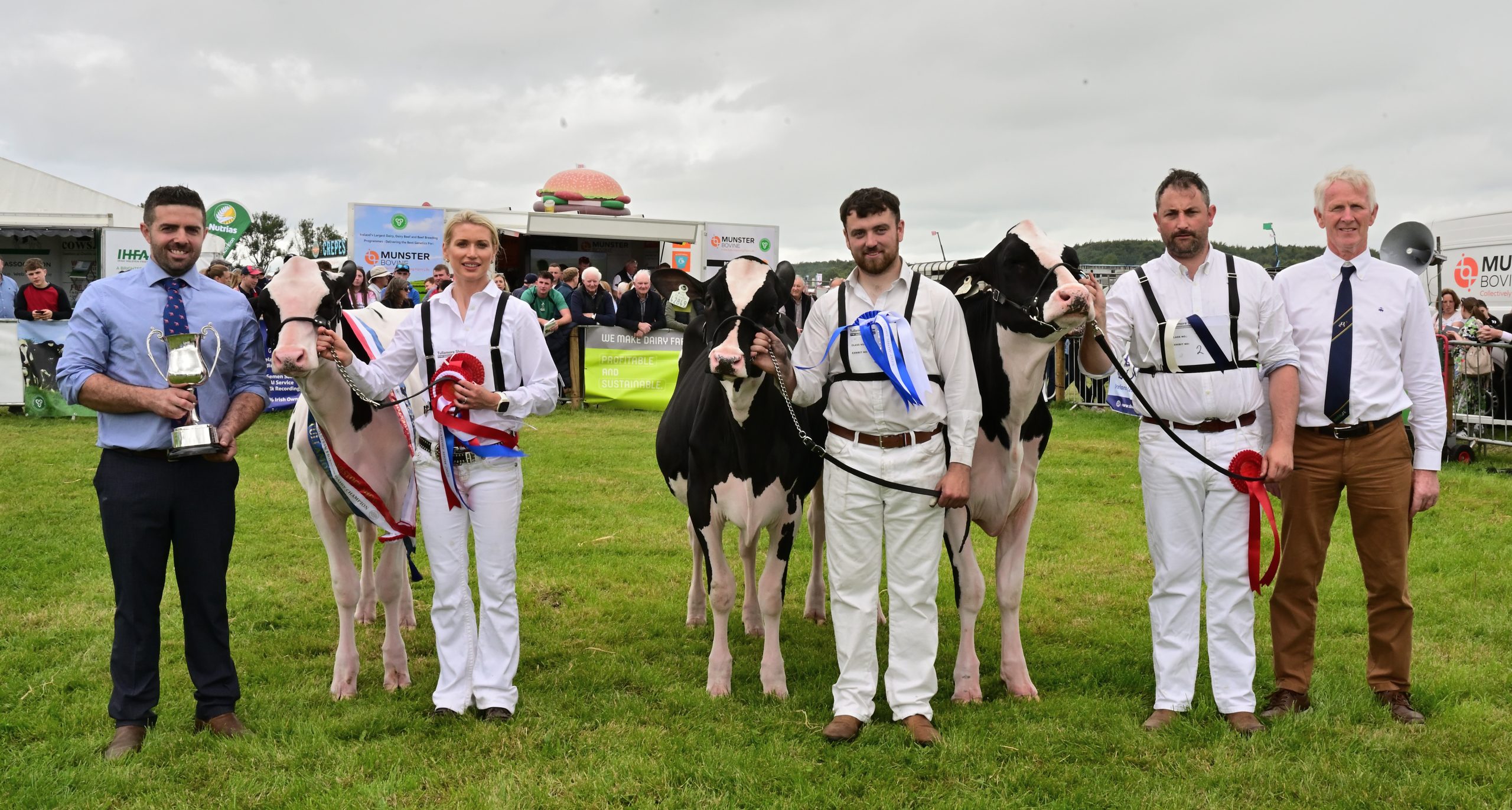 L-r: Judge, Andrew Patton, Champion cow, Hallow Jones Lambda Vibing with Izzy Jones on the halter, Reserve Champion cow, Rathard Sidekick Jagerbomb with Padraig Coleman on the halter, Honourable Mention cow, Evergreen Eye C Lauren with Damien Storan on the halter and IHFA president elect, Leo Nulty