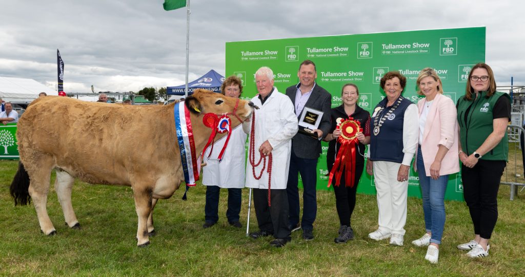 The champion Aubrac owned and shown by Leo Dooley and Bridget Barron from Bunclody, Co. Wexford pictured with Barry Cowen MEP; Aisling Molloy, Tullamore Show; Freda Kinnarney, ISA president; Nina Carberry MEP, and Amanda Dunne from FBD at Tullamore Show. Source: Alf Harvey