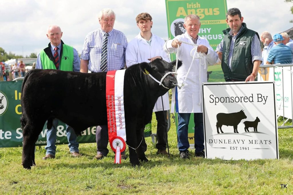 Class A Champion Ardivahan Buster bred by Michael Kenny, Walshestown, Co. Westmeath. Pictured l-r: Gerard Kilgallon (president), Seamus Neary (judge), Shane and Michael Kenny, Patrick Walsh (Dunleavy Meats)
