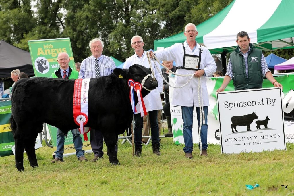 Class C champion was Bunlahy Avalanche E.T. bred by Aiden and David Reynolds from Ballinalee, Co. Longford. l-r: Gerard Kilgallon (president), Seamus Neary (judge), Aiden and David Reynolds,and Patrick Walsh (Dunleavy Meats)