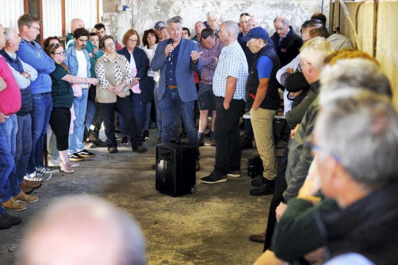Billy Kelleher MEP speaking with farmers at a Farm Walk on the Kenny Family Farm in Ardfinnan, Co. Tipperary. Source: Billy Kelleher