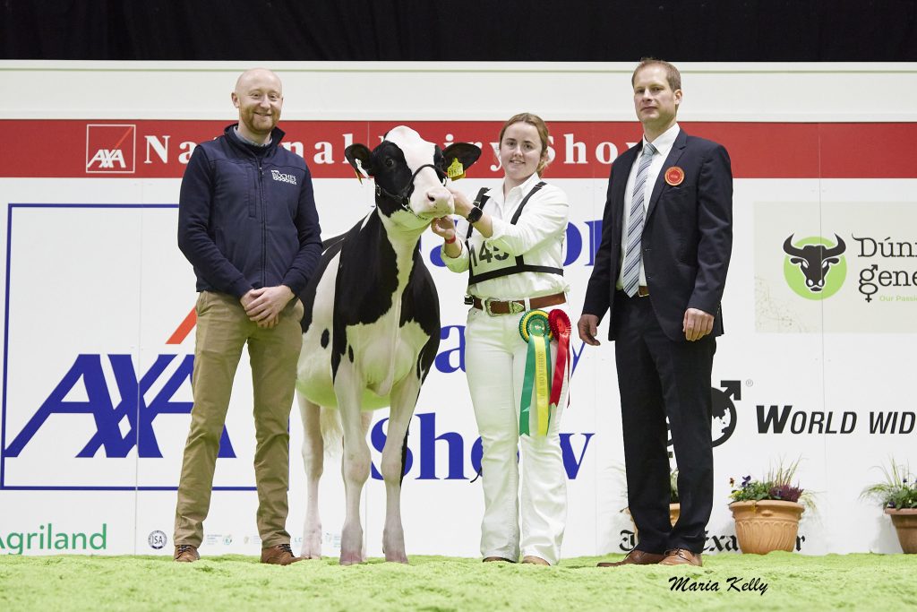 (L-R): Shane Burns, Roches Feeds (sponsor), (1st) Cornboro Goldchip Carla exhibited by Brian Corley, Smithboro, Co. Monaghan, Rachel Corley (handler), Cord Hormann (Judge). Source: Maria Kelly