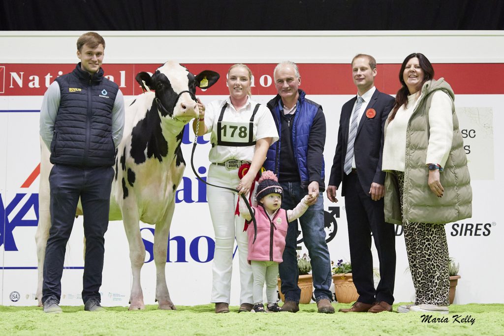 (L-R): Donal Murphy, MSD Animal Health (sponsor), (1st) Knockbrown Davinci Ivory exhibited by the O’ Sullivan family, Bandon, Co. Cork, Stacey O’ Sullivan (handler). David O’ Sullivan (exhibitor). Source: Maria Kelly.