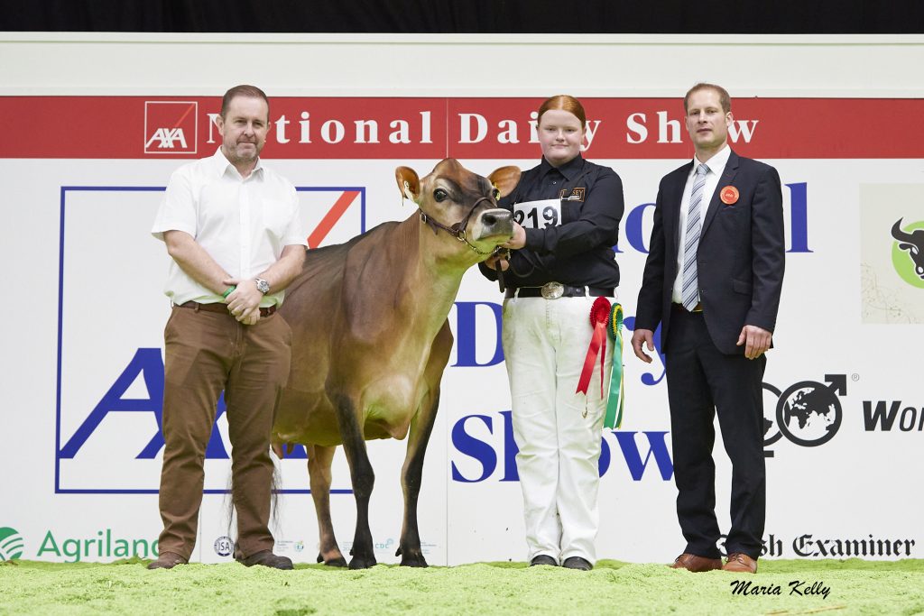 (L-R): Glenn Pollin, Ecolab (sponsor), (1st) Rathard Kasey exhibited by the Hynes Family, Aherla, Co. Cork, Becky Hynes (on halter), Cord Hormann (Judge). Source: Maria Kelly