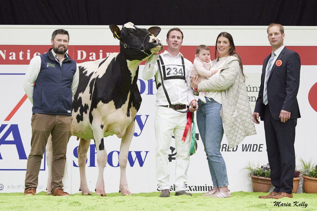 (L-R): Richard Kingston, Kilross, Co. Tipperary (exhibitor), (1st) Cradenhill Okaliber Shakira, Stephen Dowling, Dunmasc Genetics (sponsor). Source: Maria Kelly.