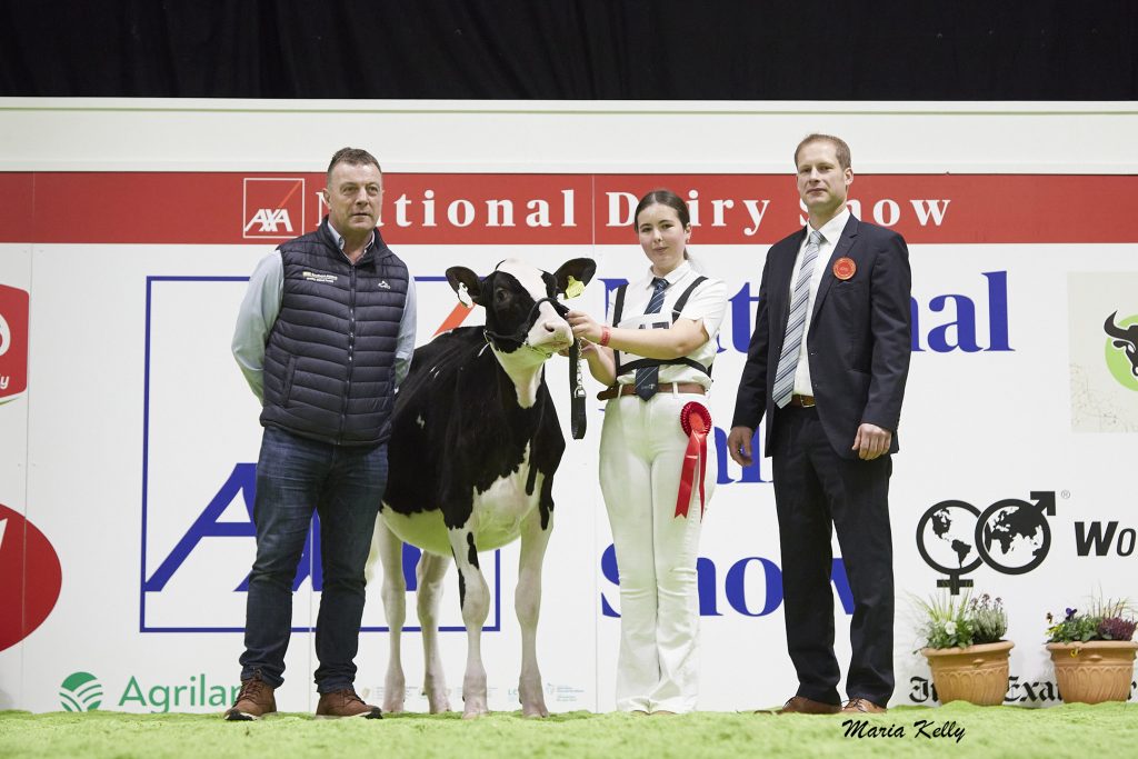 (L-R): Tomás Lester, Southern Milling (sponsor), (1st) Dalevalley Parfect Aiko 282 exhibited by Enda Doran, Co. Roscommon, Lauren Doran (handler), Cord Hormann (Judge). Source: Maria Kelly