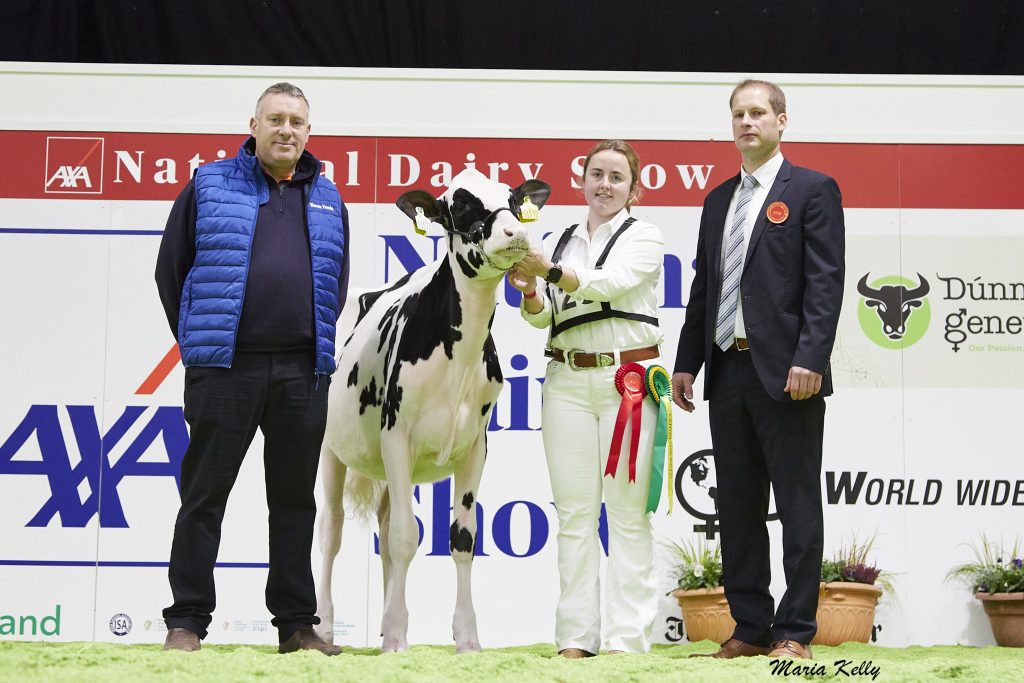 (L-R): John O’ Keeffe, Kerry Agribusiness (sponsor), (1st) Cornboro Denver Halo exhibited by Brian Corley, Smithboro, Co. Monaghan, Rachel Corley (handler), Cord Hormann, (Judge). Source: Maria Kelly