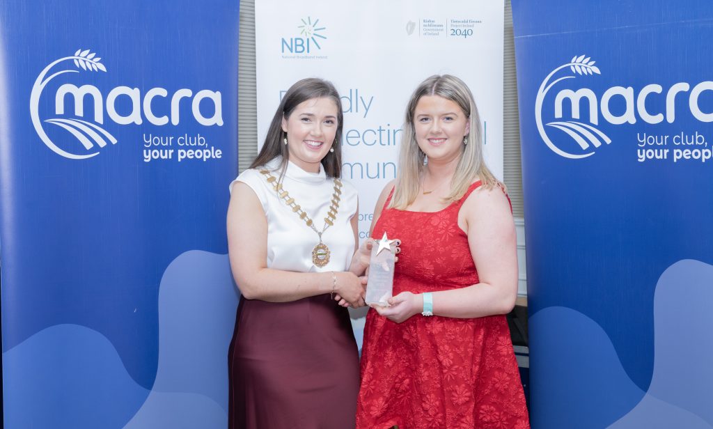 Ellen Lucey being presented with her award by Macra president Josephine O'Neill. Image: Gerard McCarthy