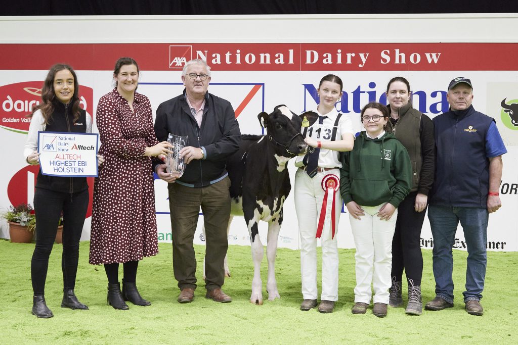 (L-R): Laura O’ Connell, Alltech (sponsor); Avril Taylor, National Dairy Show committee; Siomha Cleary; Aibhleann Cleary; Orla &amp; Owen Cleary; Pat Carroll. Source: Maria Kelly