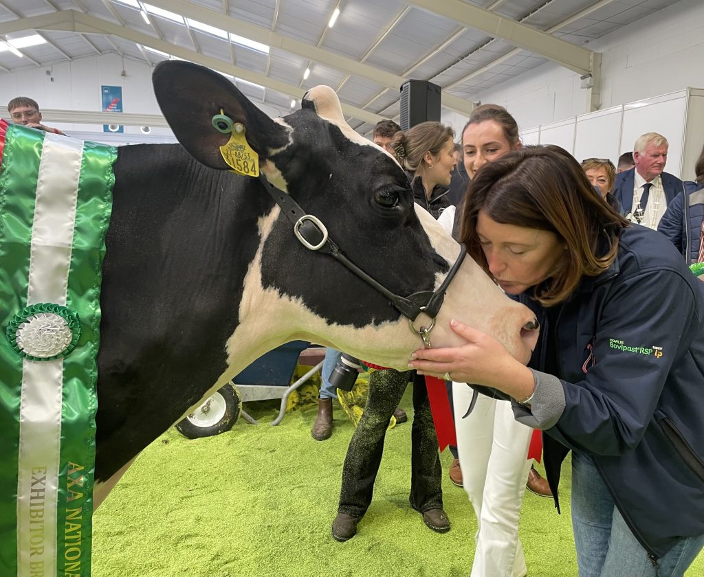 Linda Jones and Hallow Octain Twizzle ET EX93