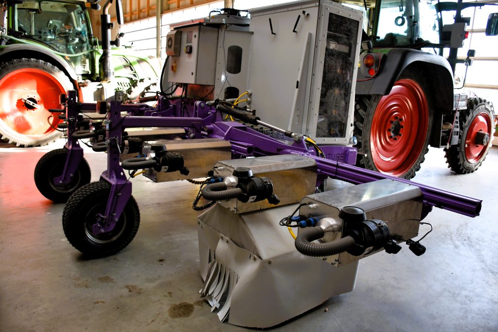 The robot uses 200W lasers to destroy the weeds in milliseconds