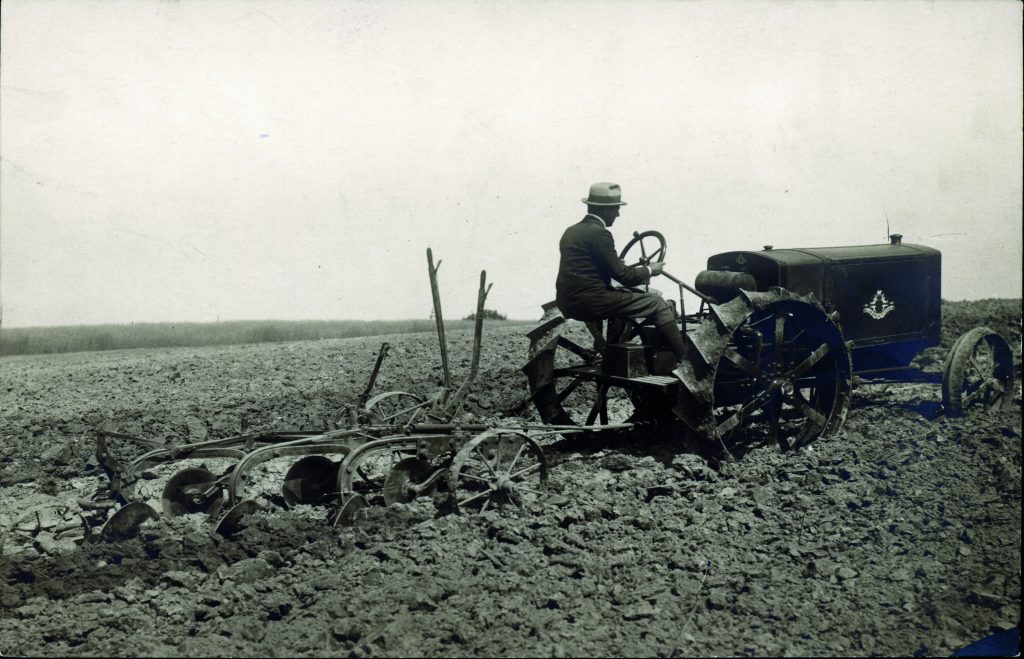 The Kullervo, also from 1917 was Finland's answer to the the Fordson and was built in the same format with the engine and transmission being load bearing components.