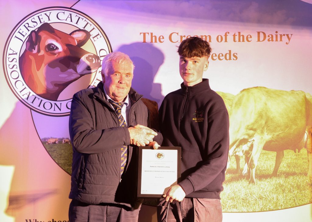 Tim O’ Connell presenting Conor Ahern with his award