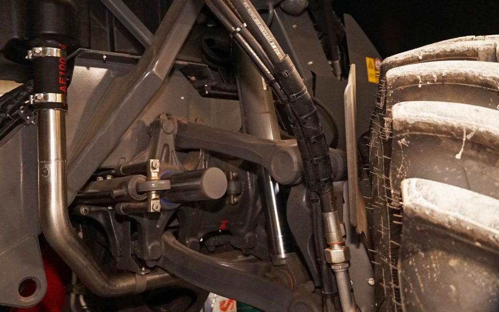 The hydraulically damped double wishbone suspension provides a comfortable ride and stable platform for the boom