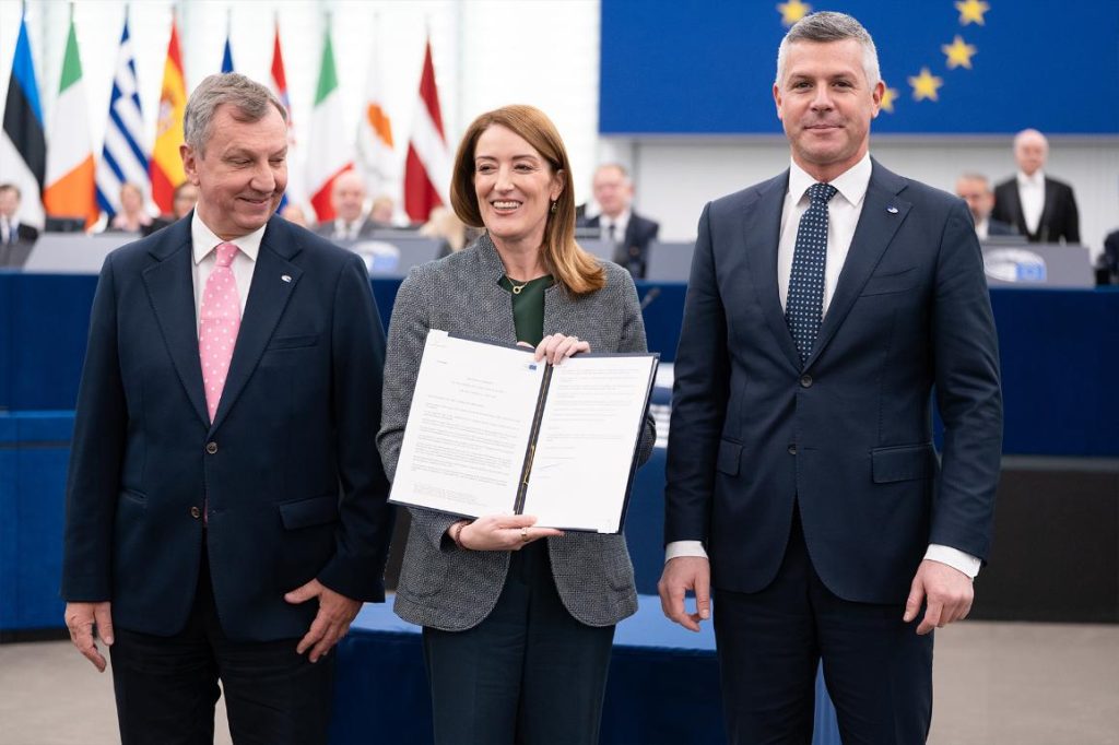 President Metsola with next year's EU Budget Source:European Union 2025