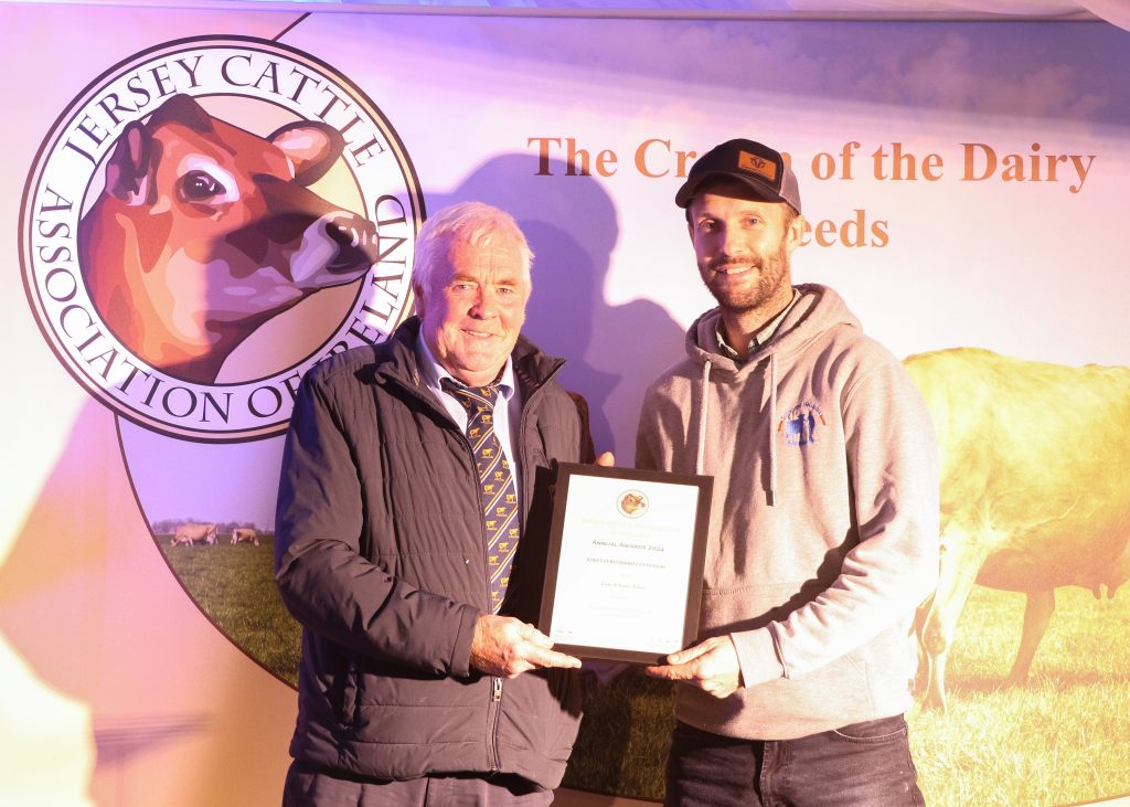 Tim O’ Connell presenting Gary Jones with his award