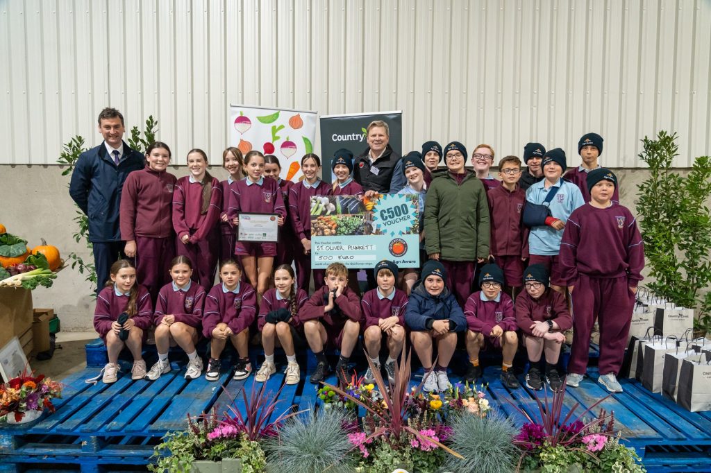 Agri Aware executive director Marcus O'Halloran and Quickcrop director Niall McAllister pictured with last year's runners-up St. Oliver Plunkett National School, who received a €500 Quickcrop voucher.